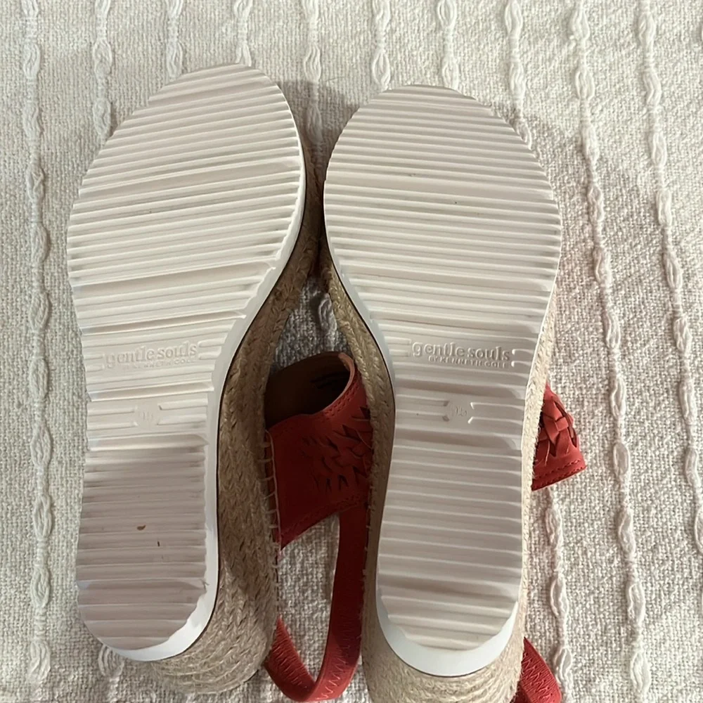 NWOT Gentle Souls Elyssa Wedge 2 Band Sandals. Ladies9.5. 3-1/2 Wedge heel.